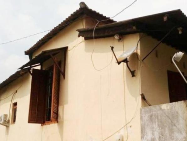 Daun jendela khas Belanda setinggi 2 meter (foto: dok pri)