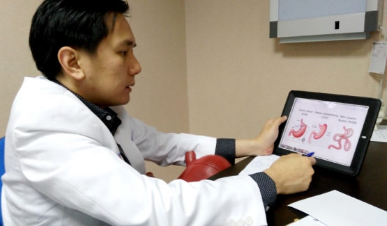 Dr Handy Wing SpB menjelaskan perbedaan tiga jenis Operasi Bariatric Surgery. (Foto: Gapey Sandy)