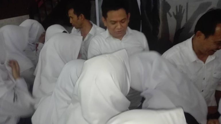 Abdy Yuhana di tengah para peserta Seminar Kebangsaan "Menemukan Kembali Indonesia" di Sumedang