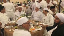 Anies Baswedan (paling kiri) duduk bersama pentolan FPI Rizieq Shihab (tengah) dan Tommy Soeharto (kanan) saat acara 51 Tahun Supersemar serta Haul Soeharto di Masjid At Tin, Jakarta Timur, Sabtu (11/3/2017) malam. [Suara.com/Istimewa]
