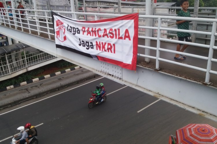 Sebuah spanduk Jaga Pancasila dan Jaga NKRI dipasang di jembatan penyeberang Malan Matraman Raya, Rabu (23/11). Pemasangan spanduk di berbagai lokasi di Jakarta ini untuk mengingatkan pentingnya menjaga keutuhan NKRI di seluruh Indonesia. (Foto : Murizal)