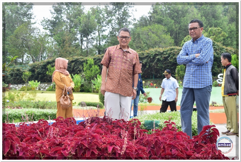 Nurdin Abdullah (kanan) bersama Arifin Tasrief (kiri) menikmati keindahan taman bunga Mini Showfarm Bantaeng (11/04).