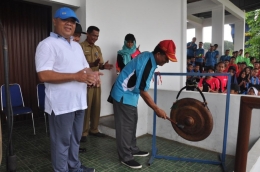 Pemukulan gong tanda dibuka O2SN SMP (Dok. Humas Bangka)