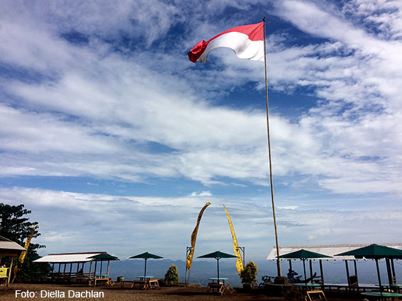 Kampung Salaka dengan pemandangan perbukitan menghampar