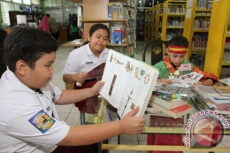 Beberapa orang siswa sedang membaca buku di perpustakaan. (Foto: antaranews.com)