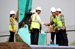 Presiden Joko Widodo didampingi Menteri Perhubungan Budi Karya Sumadi dan Dirut PT KAI Edi Sukmoro dalam acara ground breaking kereta bandara di Bandara Adi Soemarmo, Sabtu (8/4/2017)
