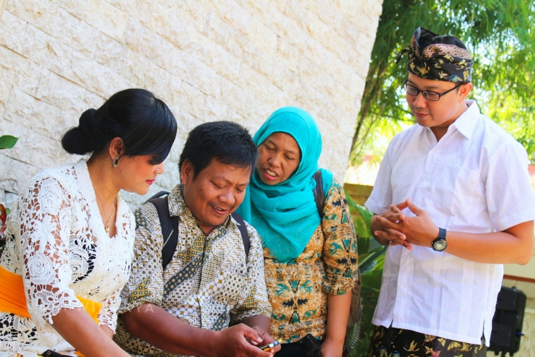 Ibu Desak Trisna, Director of Sales & Marketing Piodalan Best Western Kuta Villa (paling kiri), Mas Casmudi & istri (berbaju Batik)