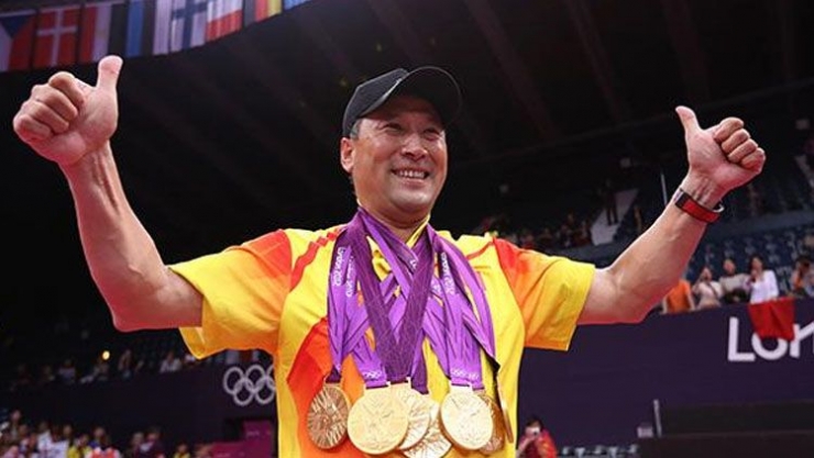 Li Yongbo berpose dengan 5 medali emas yang diraih para pemain China di Olimpiade London 2012/AP