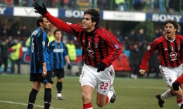 Kaka Menceploskan Bola Ke Gawang Inter Pada derby Milan