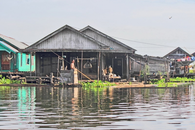 Kayu ulin dipakai sebagai tiang untuk rumah. Rumah yang ada di Danau Panggang-Kalimantan Selatan tiang rumahnya menggunakan kayu ulin yang tahan akan air (dok.pri).