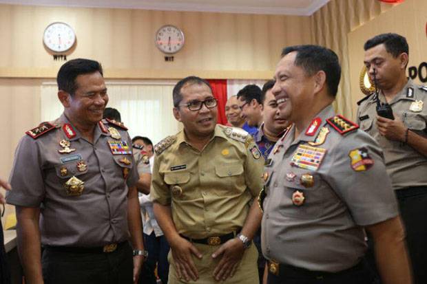 Kapolri Jenderal Tito Karnavian bersama Wali Kota Makassar Danny Pomanto. (foto; humas pemkot makassar)