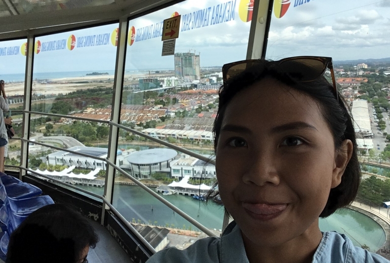 Yagapapalah ya selfie sesekali. Di bagian belakang kelihatan Sungai Malaka dan pelabuhan baru Malaka. (Dokumentasi Widha Karina)