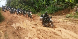 Prajurit TNI mengantarkan logistik permintaan anak SD Bengkayang melewati jalan rusak