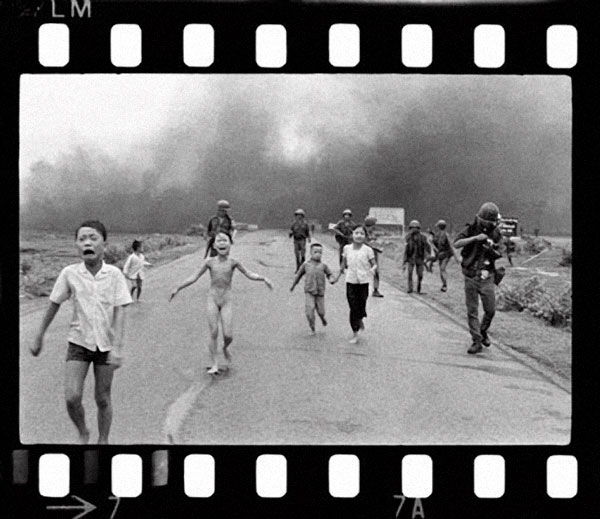 Korban bom napalm di Vietnam (1972) (Sumber: Doobybrain.com)
