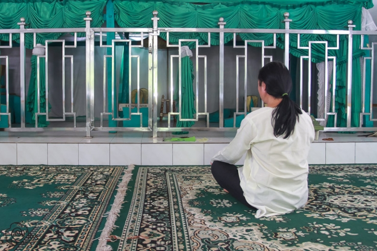 makam mbah Basariyah di belakang masjid, peziarah berdatanan terutama pada malam Jumat