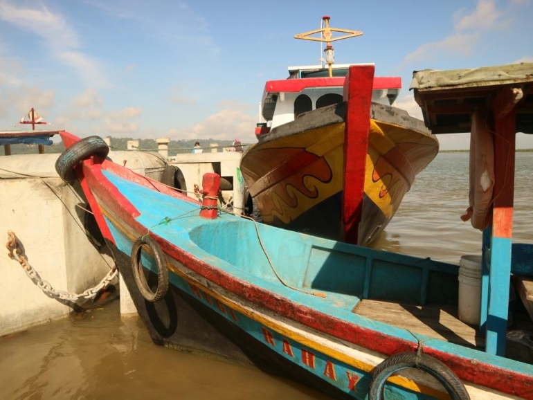 Perahu yang akan kami tumpangi sudah bersandar di dermaga Wijayapura | foto dok. pribadi