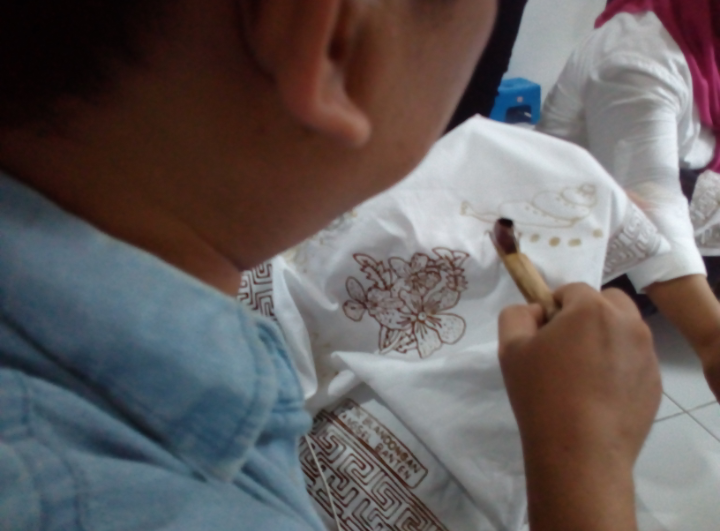 Proses mencanting / menggambar batik (Foto:prattemm)