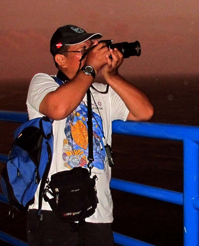 Dokumen pribadi. Cara pegang kamera yang benar saat motret juga bagian pembelajaran fotografi