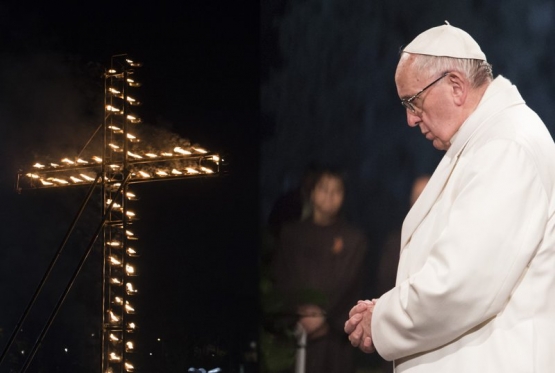 Paus Fransiskus dengan latar salib di Koloseo, FOTO: italiapost.it