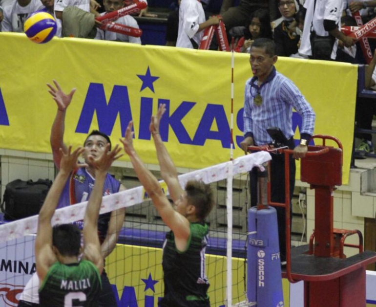 Open spiker Samator, Rendy Tamamilang dihadang duet blocker Dimas Saputra dan Malizi| Sumber: PBVSI