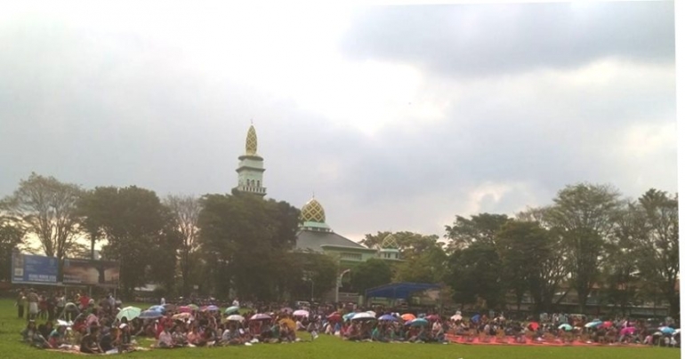 Nampak kubah Masjid Raya terlihat di antara ratusan umat (foto: dok pri)