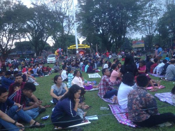 Jelang petang umat peserta ibadah belum beranjak (foto: dok pri)