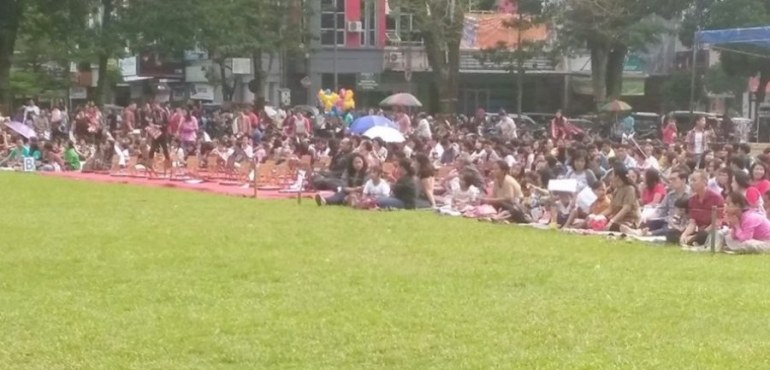 Ratusan umat Kristiani duduk lesehan (foto: dok pri)