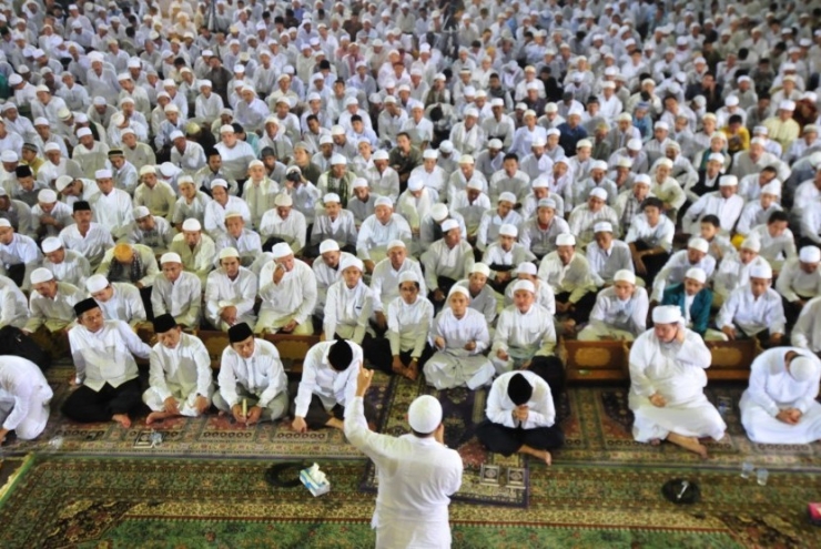 Sejumlah jamaah sedang mendengarkan ceramah di mesjid. (Foto : http://static.republika.co.id)