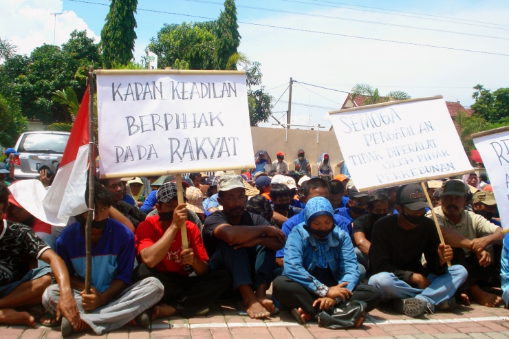 Aksi Paguyuban Petani Trisakti dari Kecamatan Ngancar (Kabupaten Kediri) menuntut redistribusi tanah kepada rakyat Sempu.