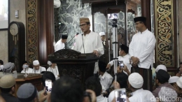 Anies Baswedan dan Sandiaga Uno saat berkampanye di Masjid Sunda Kelapa, Jakarta, 9 Februari 2017. Ketika itu, sempat terdengar umat yang berteriak merspon kampanye Anies dengan teriakan, “gantung Ahok!” (detik.com) 