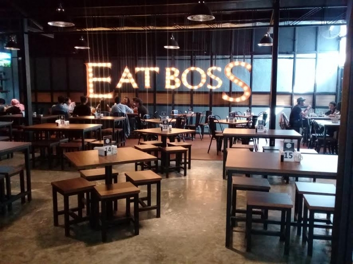 Interior eat boss cafe pasir kaliki, Bandung (Dokumentasi Pribadi)