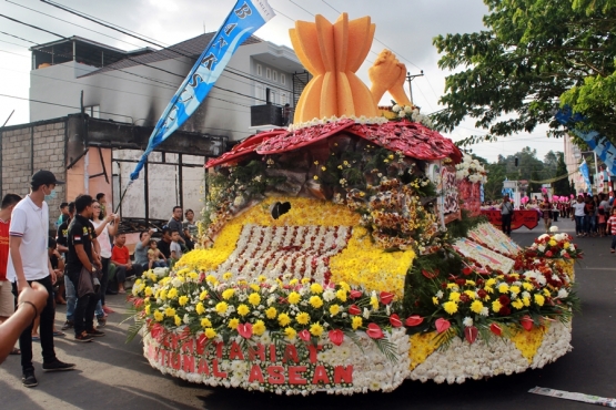 Float Kendaraan Hias dari ASEAN 2016 (Dokpri)