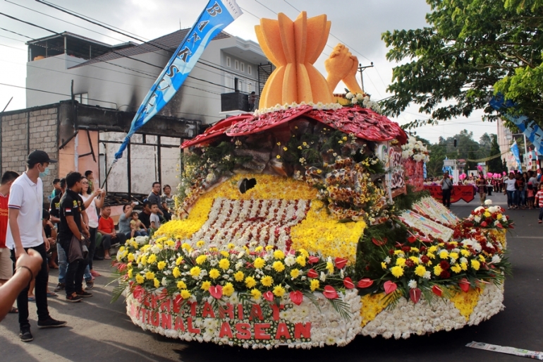 Float Kendaraan Hias dari ASEAN 2016 (Dokpri)