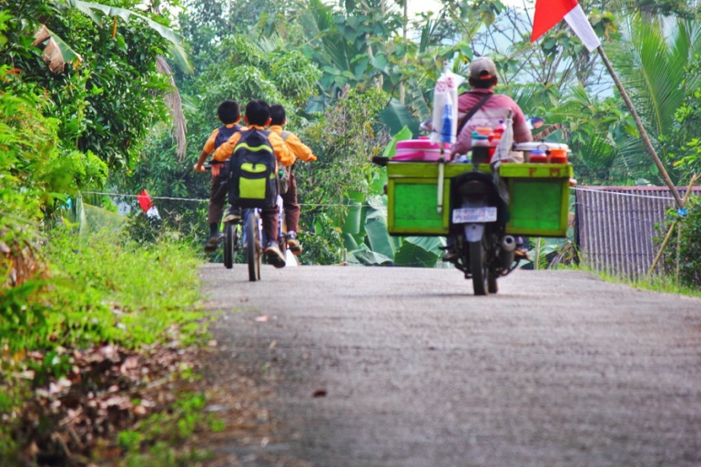 Semakin langka melihat anak-anak ini pergi sekolah naik sepeda (Dokumentasi Pribadi).