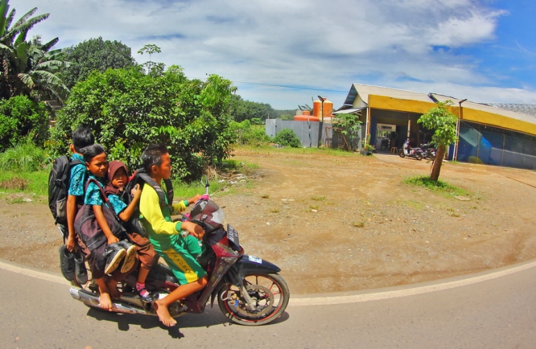 Anak-anak mengendarai sepeda motor seperti ini banyak ditemui dipelosok-pelosok Nusantara (Dokumentasi Pribadi).
