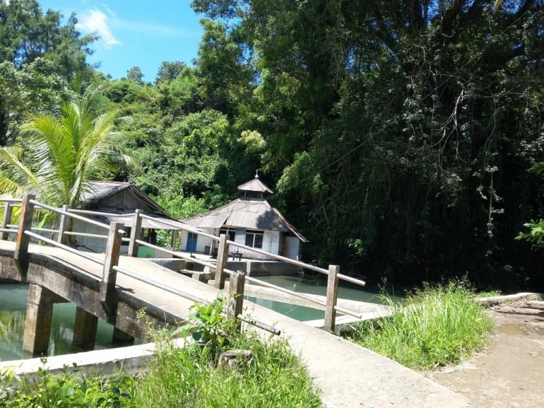 Ke Goa harus Nyebrang Jembatan Waduk ini, yang di sisi kiri terdapat Pohon Tua Besar dan Masjid | foto dok. pribadi