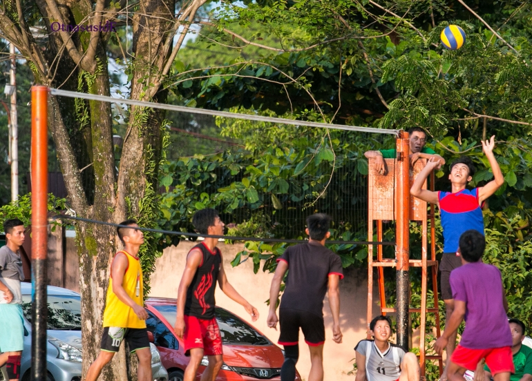 Semua menatap bola voli yang melayang