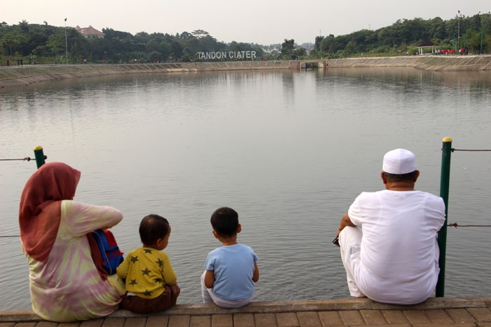 Tandon Ciater menjadi salah satu lokasi wisata warga yang 'murmer'. (Foto: Gapey Sandy)