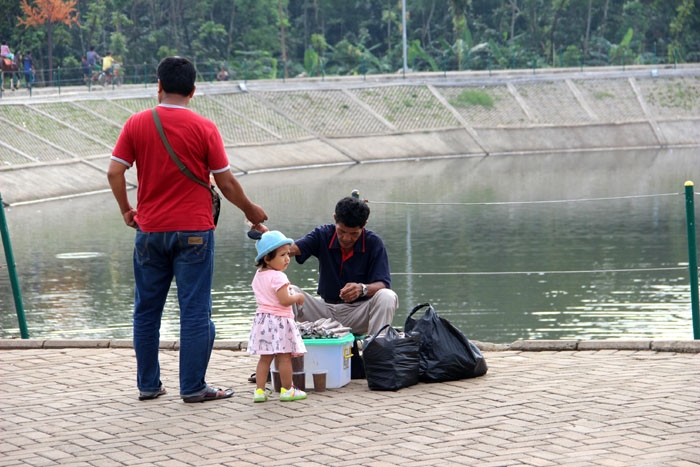 Pelet atau makanan ikan bisa dibeli di sini. (Foto: Gapey Sandy)