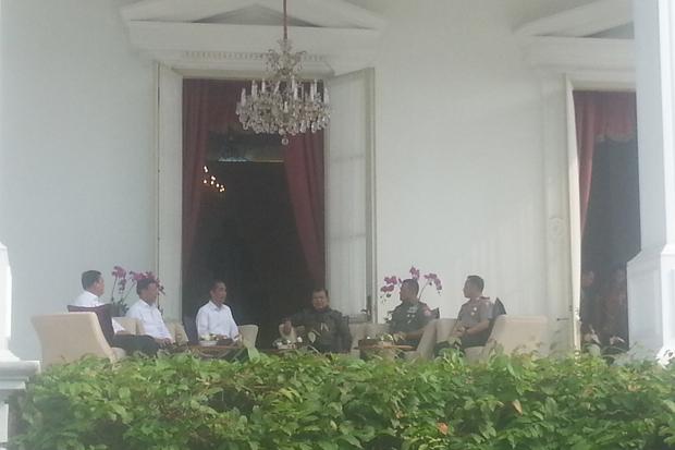 Sumber foto: https://nasional.sindonews.com. Presiden Joko Widodo dan Wapres Jusuf Kalla berbincang dengan Menko Polhukam, Panglima TNI, Kapolri, Kepala BIN di beranda Istana Merdeka, Jakarta, Senin (17/4/2017). Foto/SINDOnews/Rakhmatulloh.