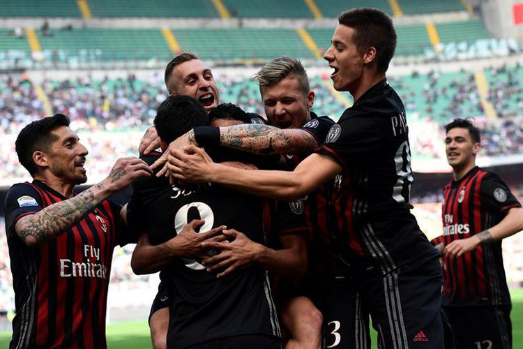 AC Milan merayakan gol pertama ke gawang Palermo yang dicetak Suso dalam pertandingan Liga Italia 2016-2017 di Stadion San Siro, Milan, Italia, pada Minggu (9/4/2017).(MIGUEL MEDINA / AFP)