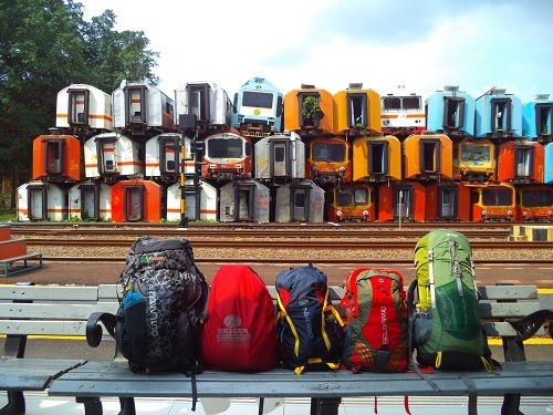 Pemandangan bangkai-bangkai kereta di Stasiun Purwakarta
