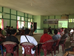 Penjelasan dari pemateri tentang agroforestri karet. Foto dok. Yayasan Palung