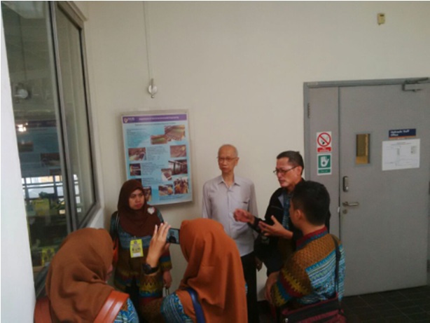 Penjelasan mengenai Hydraulic Engineering Laboratory oleh Prof. Tam Chat Tim