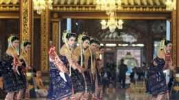 Sejumlah penari Keraton Kasunanan Surakarta membawakan tarian sakral Bedhaya Ketawang. (Joglosemar.co)