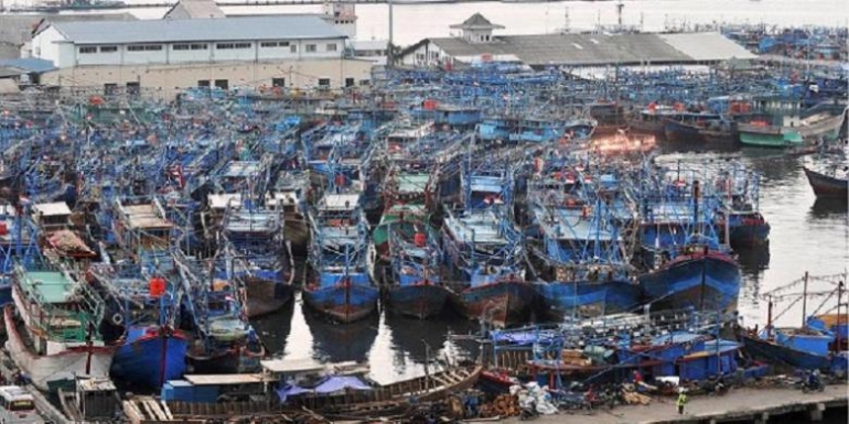 Kapal nelayan bersandar di Pelabuhan Muara Angke, Jakarta Utara, Selasa (17/1). Pemerintah Provinsi DKI Jakarta akan menyiapkan peraturan daerah setelah mendapat kewenangan dari Kementerian Perhubungan dalam pengelolaan kawasan Pelabuhan Muara Angke.(KOMPAS/RADITYA HELABUMI)