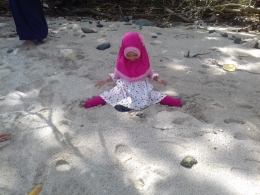Putri kecil saya bermain pasir | foto dok. pribadi