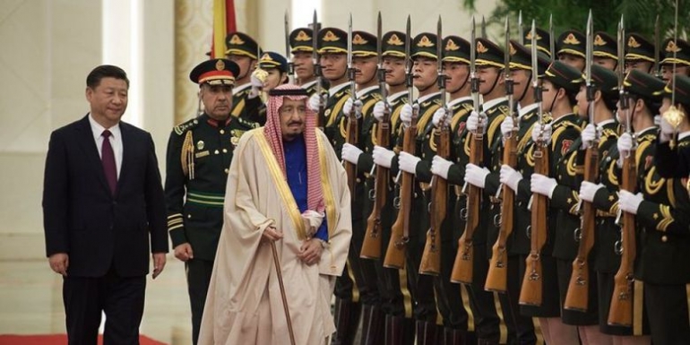 Presiden China Xi Jinping dan Raja Arab Saudi Salman bin Abdulaziz al-Saud meninjau pasukan kehormatan di Balai Besar Rakyat di Beijing, Kamis (16/3/2017).(NICOLAS ASFOURI / AFP )