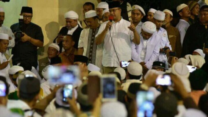 Calon Gubernur DKI Jakarta Anies Baswedan dan Ketua Umum Partai Gerindra Prabowo Subianto melakukan sujud syukur bersama dengan ribuan jamaah Masjid Istiqlal, Jakarta Pusat, Rabu (19/4/2017) malam. 