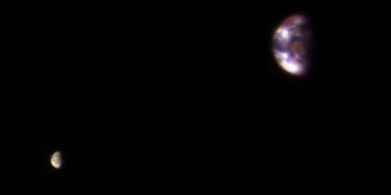 Bumi dan Bulan dilihat dari Mars. Hasil foto kamera HiRISE, wahana Mars Reconaissance Orbitter. (NASA) dalam foto via Kompas.